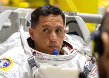 Madre de astronauta de origen salvadoreño quiere que su hijo inspire a niños y jóvenes