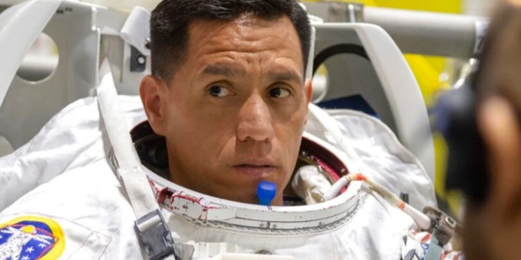 Madre de astronauta de origen salvadoreño quiere que su hijo inspire a niños y jóvenes