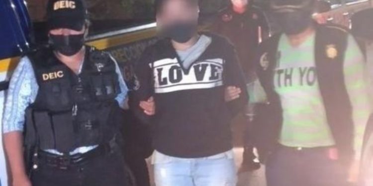 Madre que abusaba físicamente a sus hijas es capturada