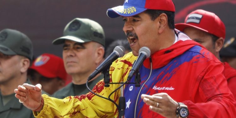 Maduro denuncia planes terroristas que involucran a un expresidente de Colombia