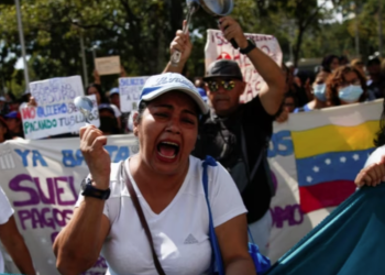 Maduro no puede bajar impuestos en Venezuela porque â€œlos necesitaâ€, aseguran expertos