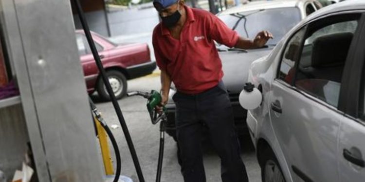 Maduro ofrece petróleo por pruebas de Covid-19