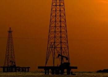 Maduro prevé alza en precio del crudo con salida de Chevron