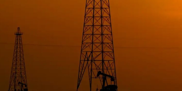 Maduro prevé alza en precio del crudo con salida de Chevron