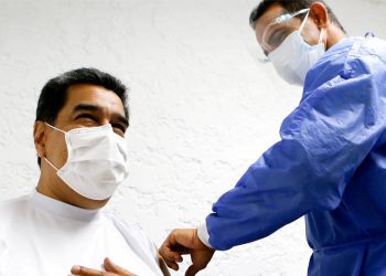 Maduro recibe la dosis de la vacuna rusa Sputnik V