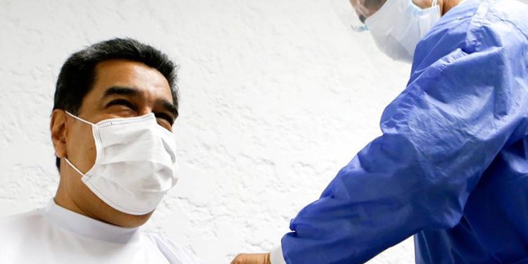Maduro recibe la dosis de la vacuna rusa Sputnik V