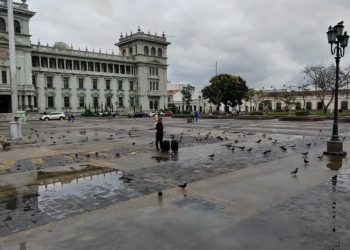 Maestros abandonan la Plaza; Arévalo exige regreso a clases