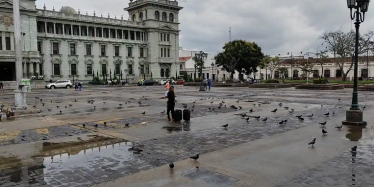 Maestros abandonan la Plaza; Arévalo exige regreso a clases