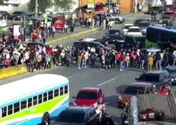 Maestros bloquean hasta 15 carreteras en nueva jornada de protestas