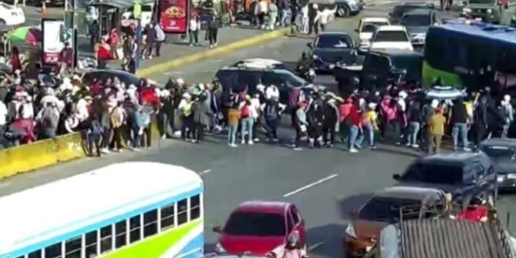 Maestros bloquean hasta 15 carreteras en nueva jornada de protestas