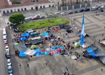 Maestros del STEG acampan frente al Palacio Nacional exigiendo cambios en el MINEDUC