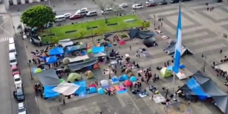 Maestros del STEG acampan frente al Palacio Nacional exigiendo cambios en el MINEDUC