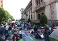 Maestros del STEG cumplen segundo día de plantón en la Plaza de la Constitución