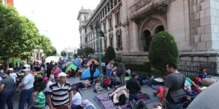 Maestros del STEG cumplen segundo día de plantón en la Plaza de la Constitución