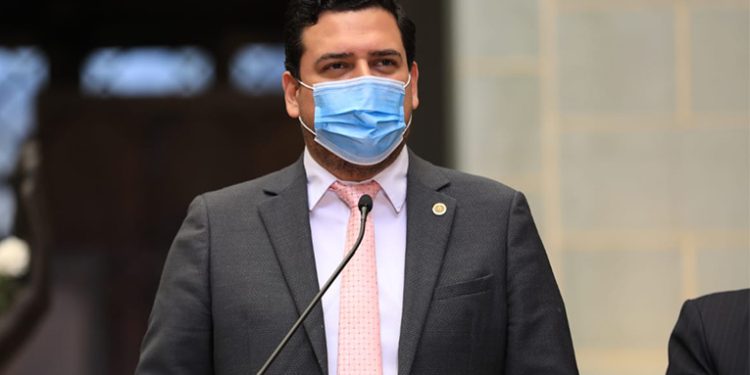 Maestros denuncian ilegalidades en contratos laborales