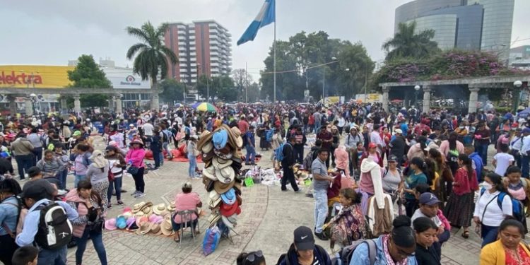 Maestros guatemaltecos marchan en la Ciudad de Guatemala por cumplimiento de pacto colectivo
