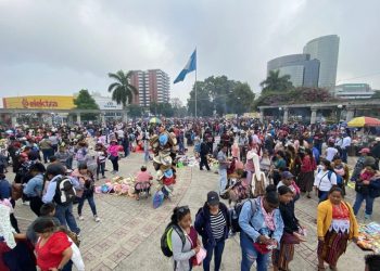 Maestros marchan desde el Obelisco y provocan caos vial en la capital