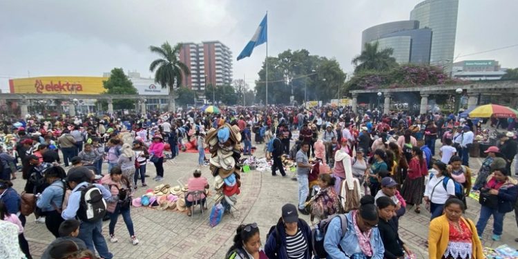 Maestros marchan desde el Obelisco y provocan caos vial en la capital