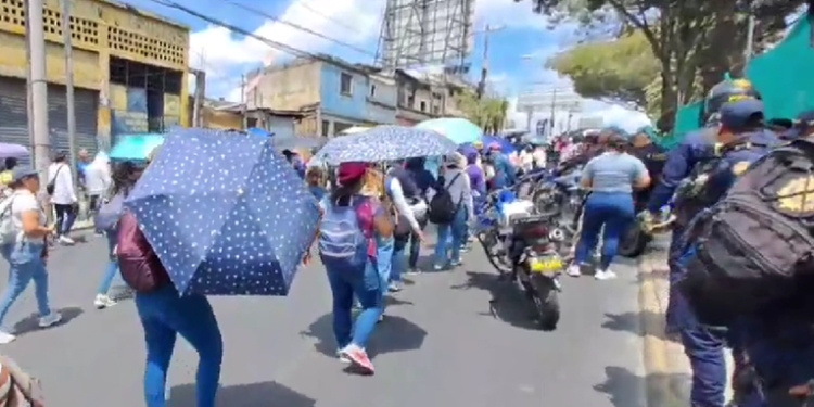 Maestros marchan hacia la capital para unirse al plantón en la Plaza de la Constitución