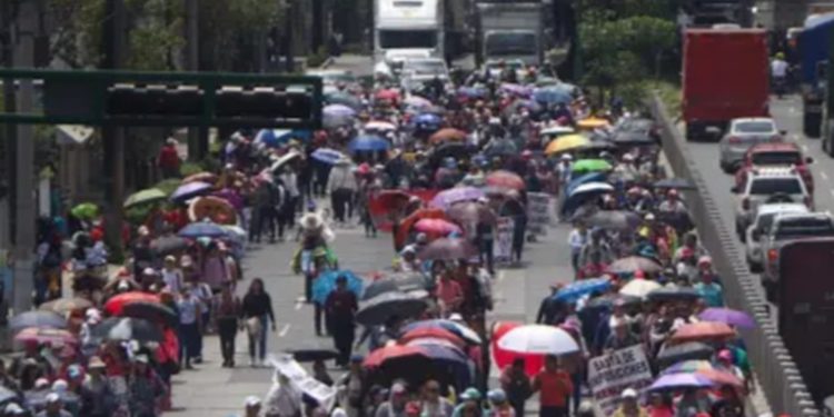 Maestros marchan liderados por Joviel Acevedo en rechazo al aumento salarial del Gobierno