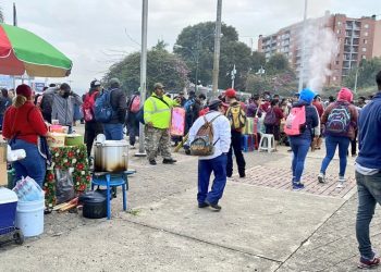 Maestros realizan caminata en demanda de más fondos al presupuesto del ministerio de Educación