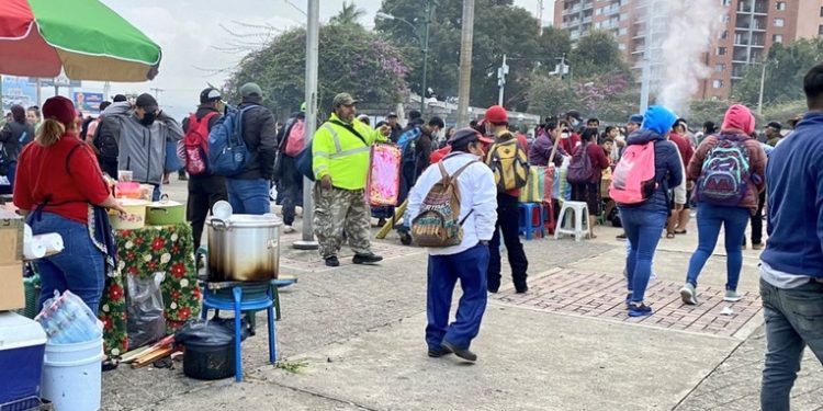 Maestros realizan caminata en demanda de más fondos al presupuesto del ministerio de Educación