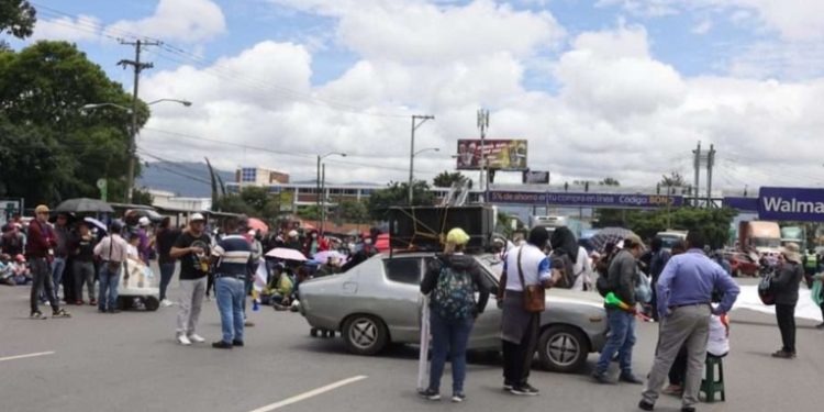 Magisterio bloquea 16 puntos del país en segundo día de protestas