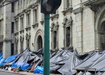 Magisterio cumple 42 días en paro en la Plaza de la Constitución