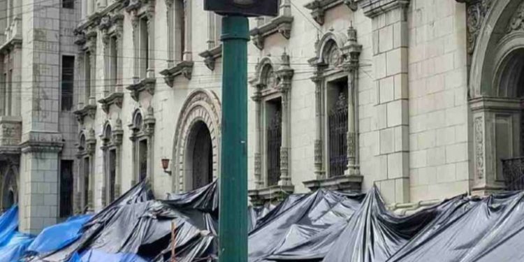 Magisterio cumple 42 días en paro en la Plaza de la Constitución