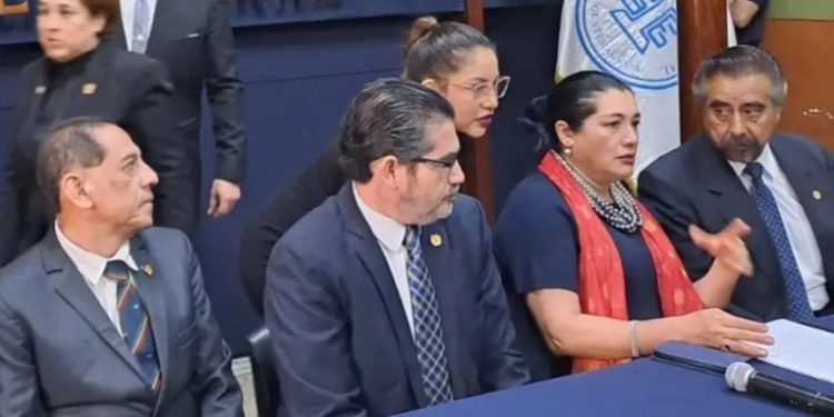 Magistrados suplentes desconocen a Blanca Alfaro como presidenta del TSE y presentan amparo