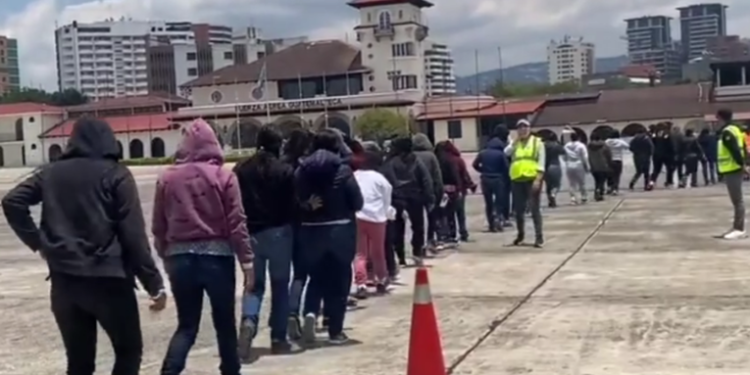 Mañana arriba al país el último vuelo de guatemaltecos deportados bajo el título 42