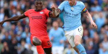 Manchester City goleó al Brighton y sigue en la pelea por la Premier