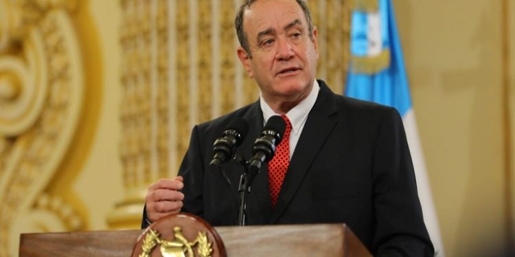 Mandatario de la República responsabiliza a la población por vencimiento de vacunas