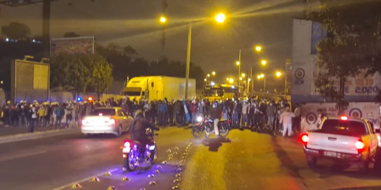 Manifestación de ex militares genera caos vehicular