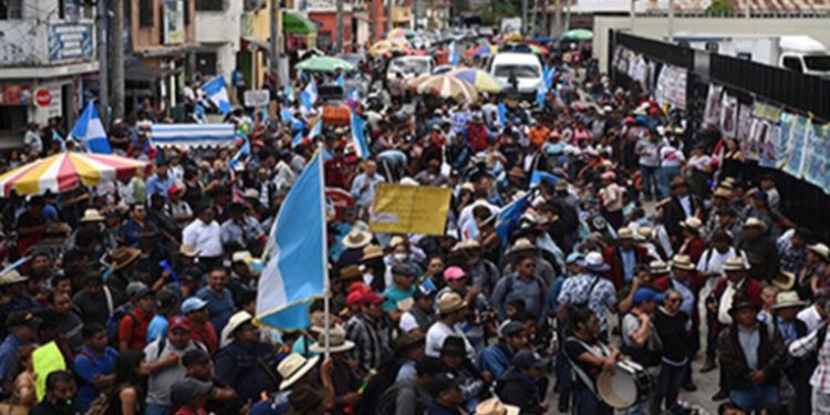 Manifestaciones colapsan la capital guatemalteca con 140 bloqueos en un solo día.