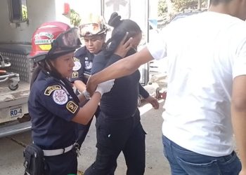 Manifestantes agreden a agentes de la Policí­a Nacional Civil en San Marcos