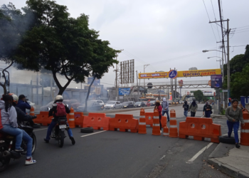 Manifestantes bloquean avenida Petapa