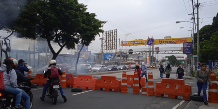 Manifestantes bloquean avenida Petapa