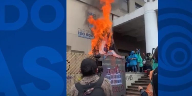 Manifestantes causan daños a edificios
