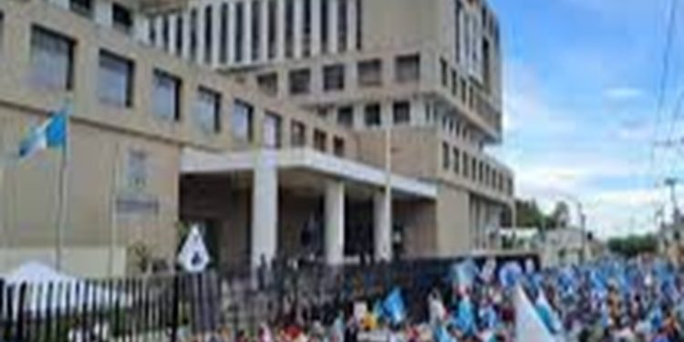 Manifestantes cumplen 25 días exigiendo renuncias en el Ministerio Público