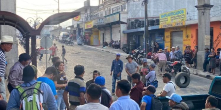 Manifestantes de San Andrés Itzapa demandan la liberación de dos bomberos capturados