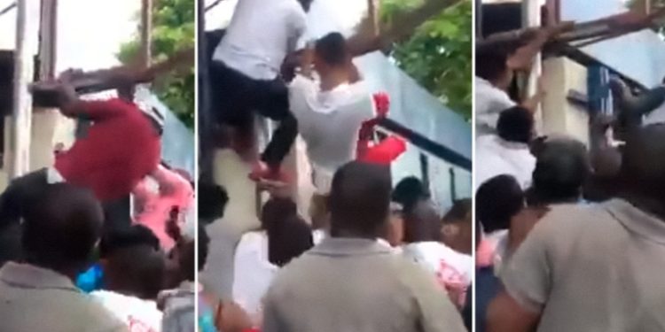 Manifestantes en Haití­ irrumpen en un banco tras cansarse de hacer cola