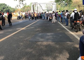 Manifestantes generan bloqueos por falta de maestros en las escuelas