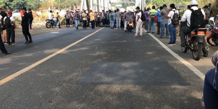 Manifestantes generan bloqueos por falta de maestros en las escuelas