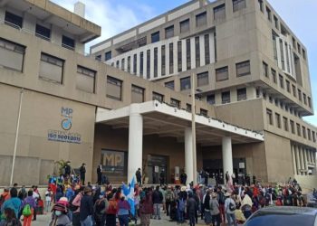 Manifestantes guatemaltecos buscan reformas judiciales mediante plantones frente al Ministerio Público