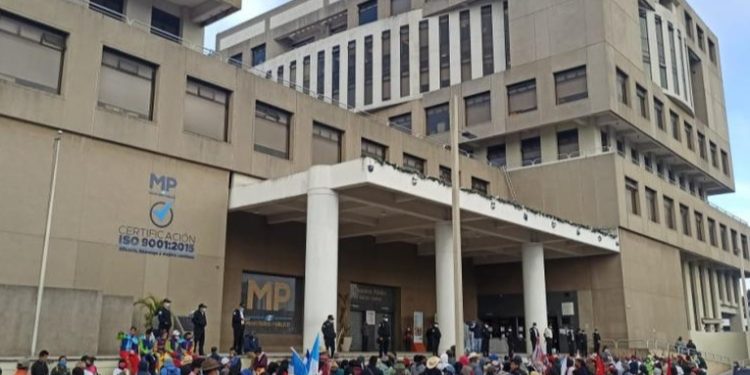 Manifestantes guatemaltecos buscan reformas judiciales mediante plantones frente al Ministerio Público