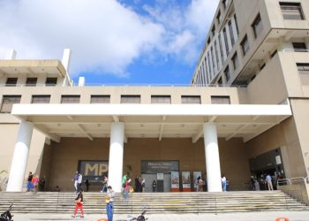 Manifestantes llegan a la sede del MP y exigen renuncia de fiscal general y FECI