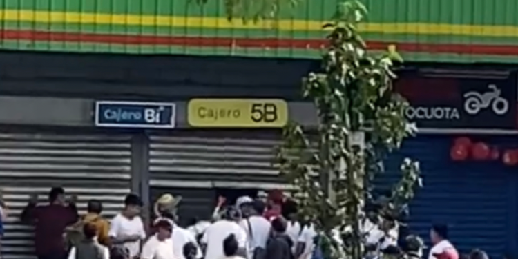 Manifestantes obligan al cierre de negocios en la capital guatemalteca como medida de protesta