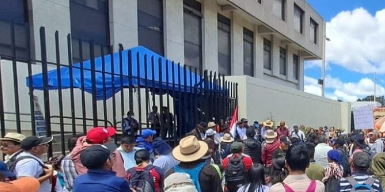 Manifestantes se retiran de los alrededores del Ministerio Publico después de mas de100 días