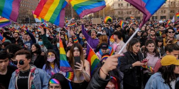 Marcha del Orgullo congrega en Chile a 80.000 personas
